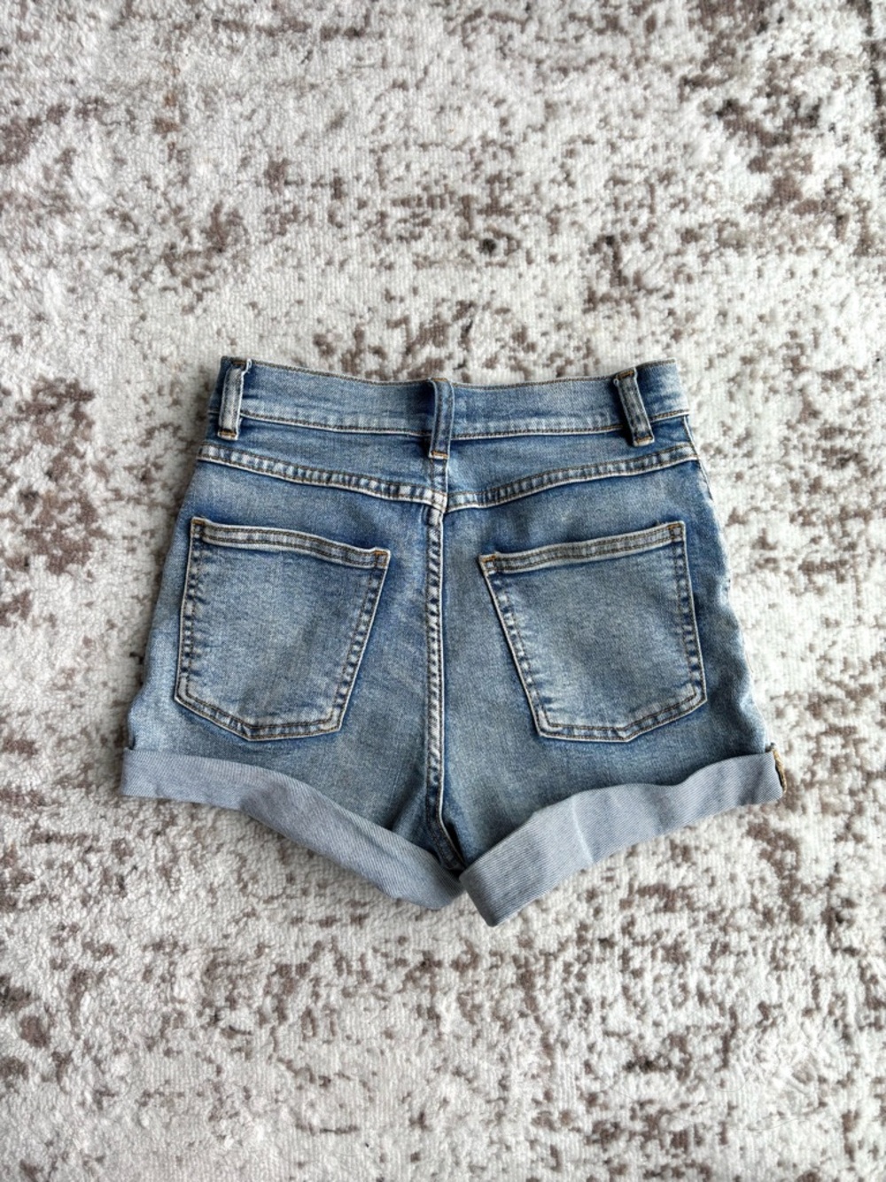Aritzia Wilfred Free Light Wash Denim Roll-Cuff Women’s Shorts - Picture 5 of 7